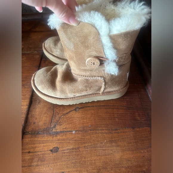 Ugg Bailey Button Sherpa lined suede foam sole round toe Youth size 12 - Picture 7 of 13